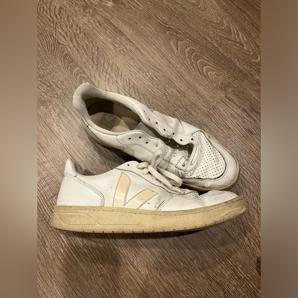 Veja V-12 Men’s Size 10 White Leather Sneakers